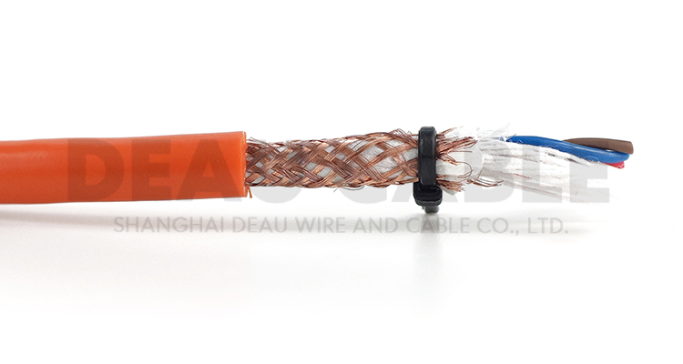 適用于連續往復運動(dòng)下的安裝， 特別是工業(yè)作用環(huán)境下的頻繁彎曲場(chǎng)合， 如現代化機械標準部件的拖鏈中及物流系統、 操控系統、機械自動(dòng)化系統等。數控機床、 電子設備、 五金沖壓、木材石材機械、玻璃與門(mén)窗機械、 注塑機、 機械 （人） 手、 建筑機械、 重型機器廠(chǎng) 、汽車(chē)制造、 起重運輸設備、 自動(dòng)化倉庫、 碼頭、 消防車(chē)等的室內外環(huán)境需要屏蔽的場(chǎng)所。 特別需要無(wú)差異和變化的穩定的信息傳導與監控。